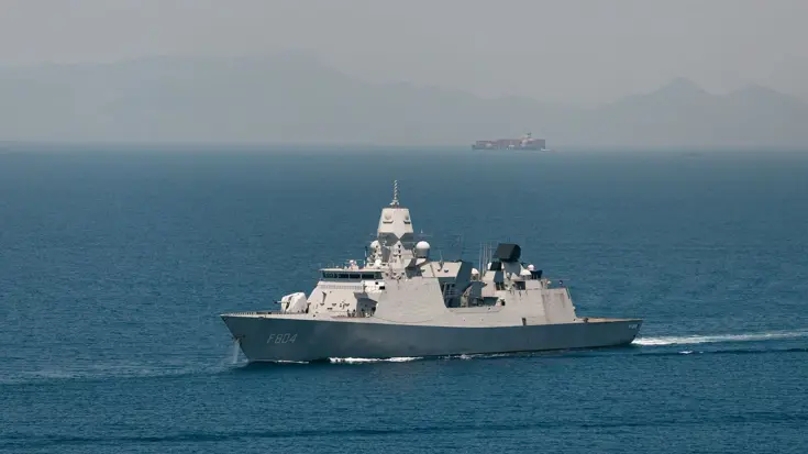 Een marineschip op open zee