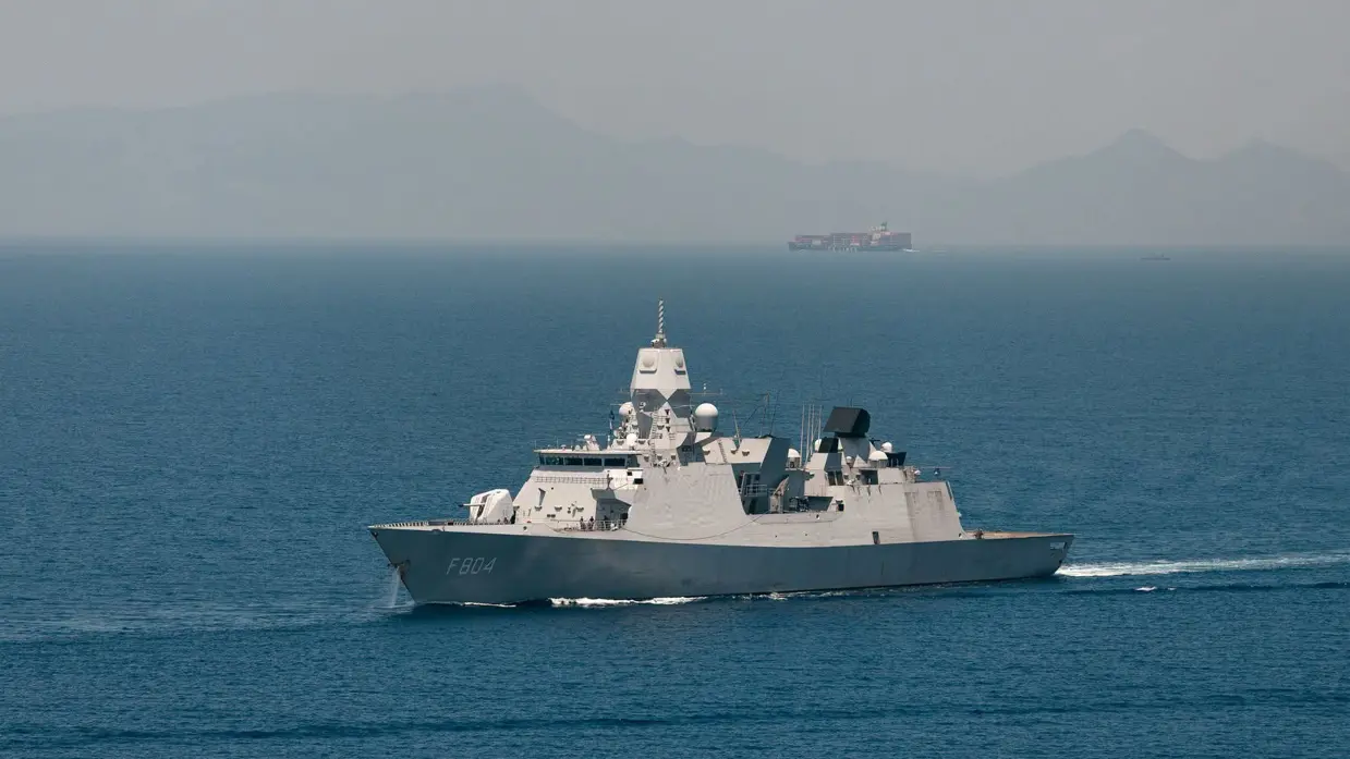 Een marineschip op open zee