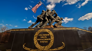 De beroemde foto van Joe Rosenthal die ook model stond voor het monument in Washington DC (rechts). 
