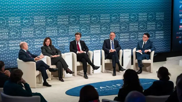 Minister Brekelmans zit in een paneldiscussie met 4 anderen. Op de blauwe achtergrond staat talloze keren: Halifax.