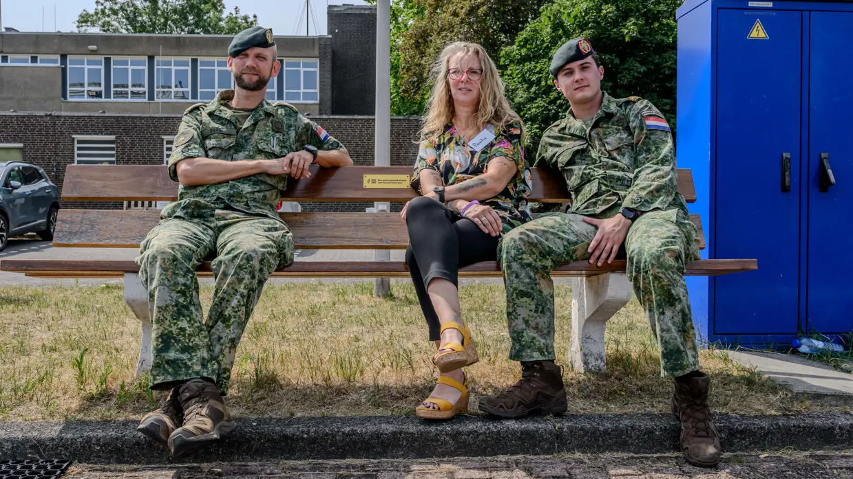 Bram, Paula en Ryan zitten op het bankje.
