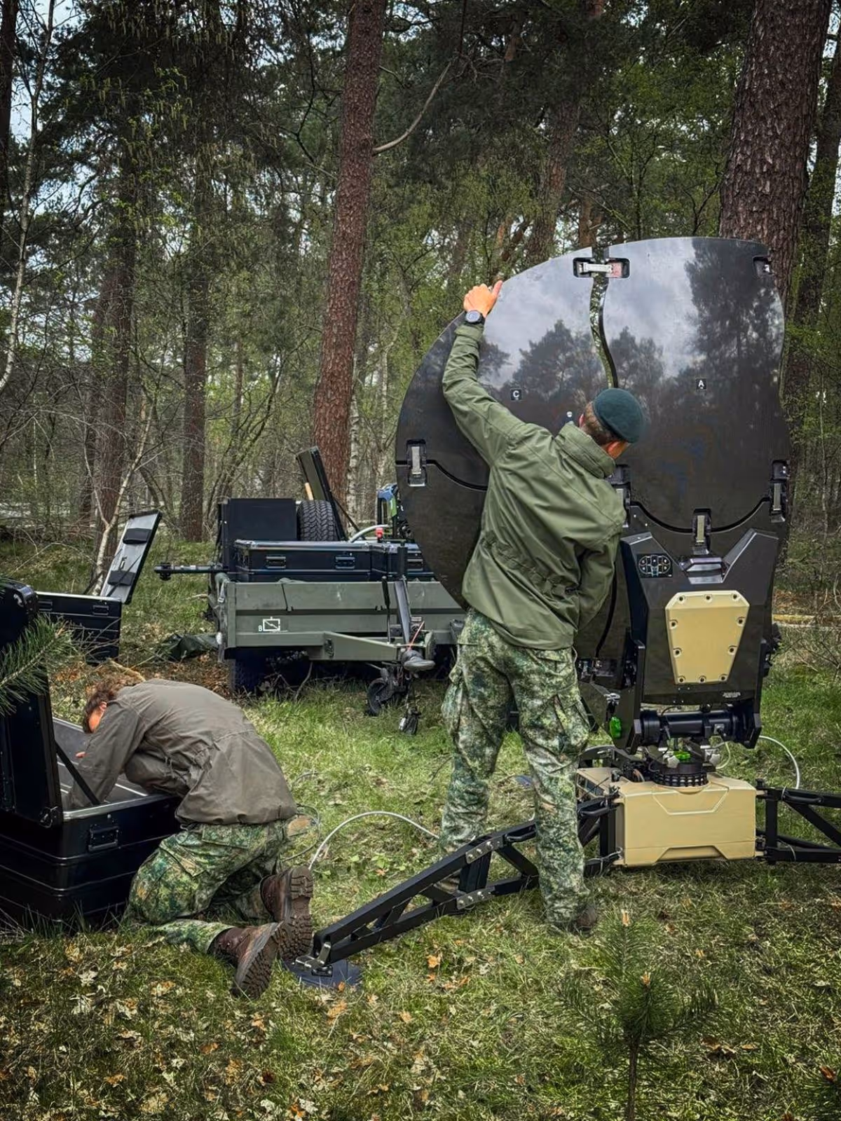 Militairen die een satelliet opzetten.