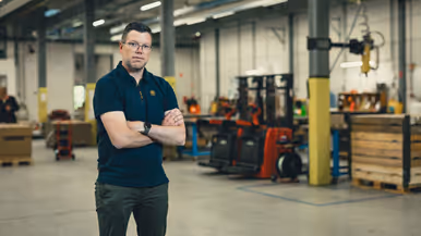 System integrator Nick draagt een blauwe polo en kijkt in de camera.