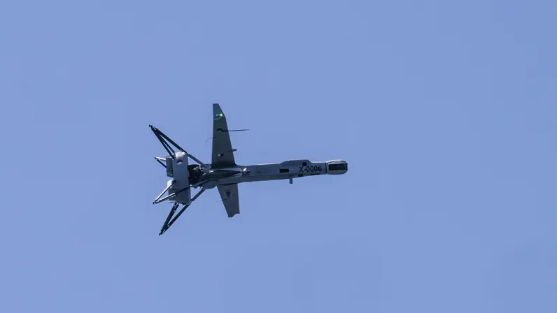 Een drone vliegt in de lucht.
