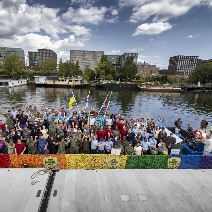 Militairen en burgermedewerkers op een boot bij de Canal Parade.