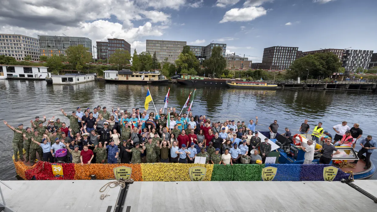 Militairen en burgermedewerkers op een boot bij de Canal Parade.