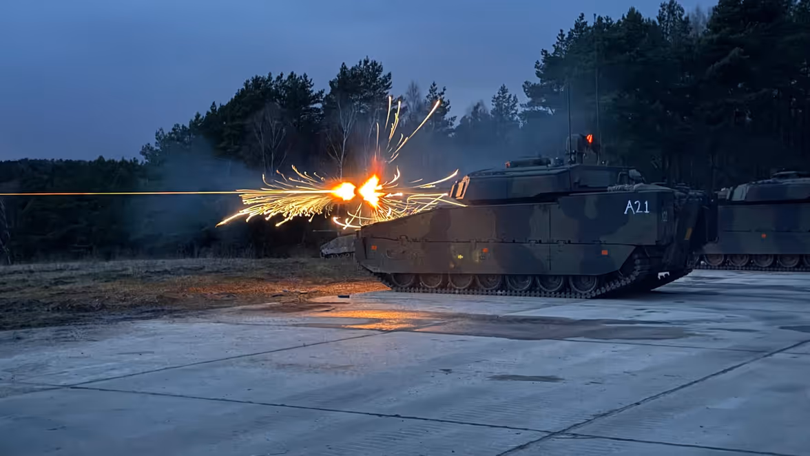 alttekst: Een militair voertuig vuurt munitie af. De vonken spatten er vanaf.