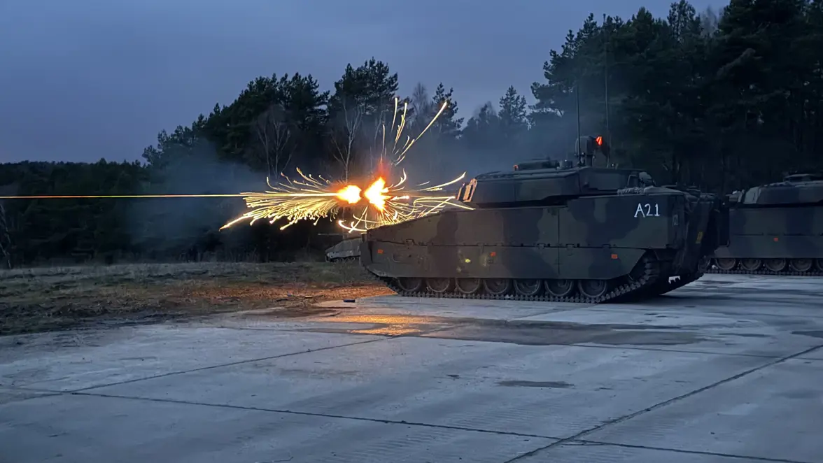 alttekst: Een militair voertuig vuurt munitie af. De vonken spatten er vanaf.