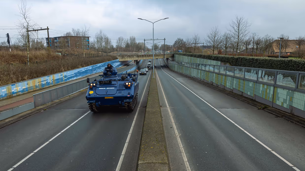 YPR-pantservoertuig rijdt door tunnel op openbare weg.
