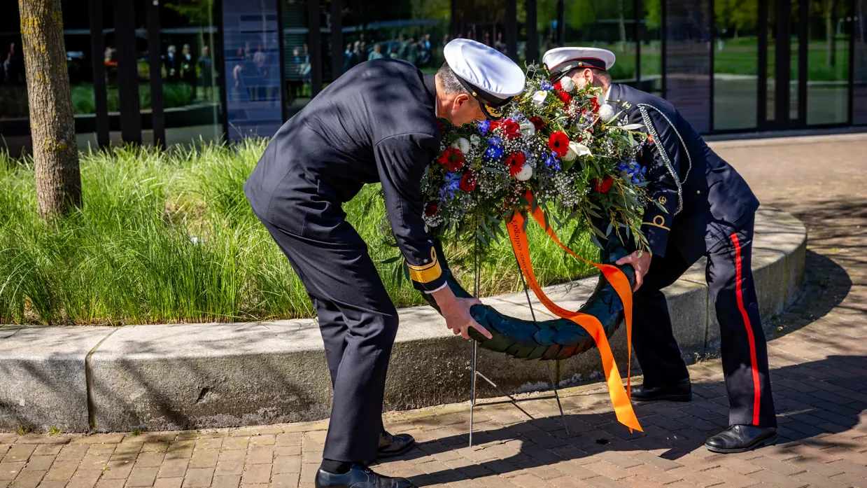 Vice-admiraal Jan Willem Hartman en adjudant Johan Nagel leggen gezamenlijk een krans. 