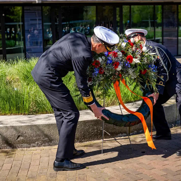 Vice-admiraal Jan Willem Hartman en adjudant Johan Nagel leggen gezamenlijk een krans. 