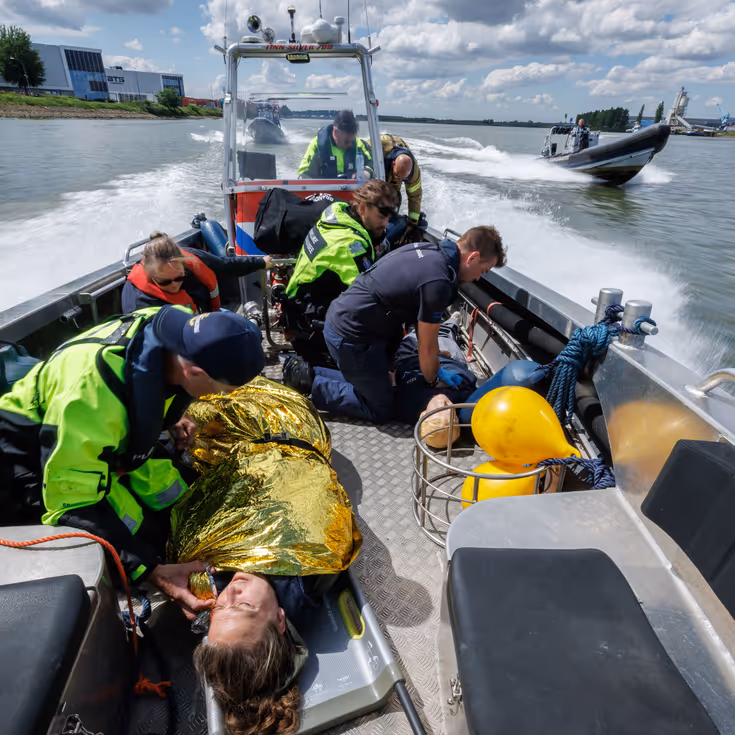 Collega’s van de Marechaussee, brandweer en Rijkswaterstaat ontfermen zich in een vaartuig over meerdere slachtoffers in een fictief scenario. 