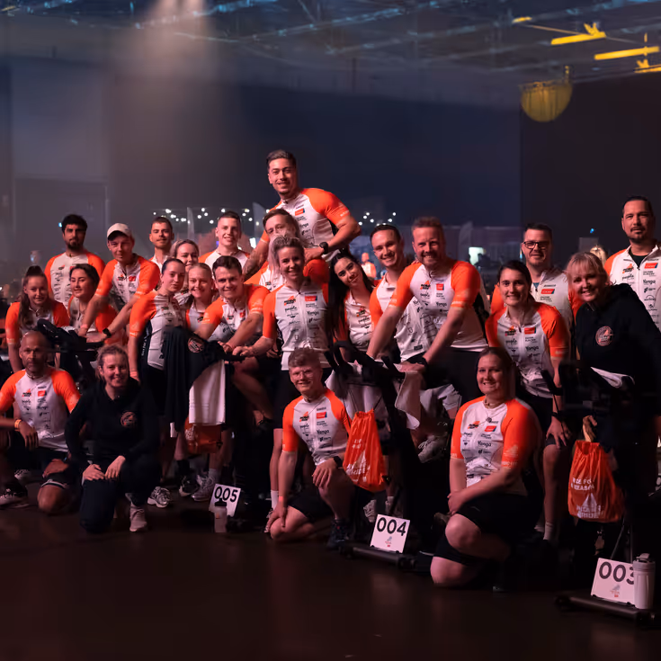 Teamfoto van deelnemers van team Marechaussee aan de Alpe d’HuZes Indoorride 2026.