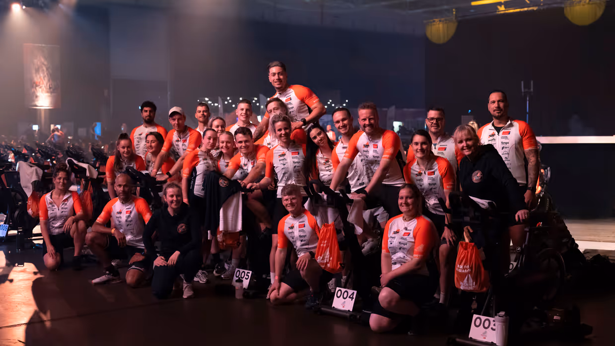 Teamfoto van deelnemers van team Marechaussee aan de Alpe d’HuZes Indoorride 2026.