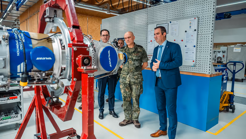 Meerdere militairen van verschillende eenheden te midden van zakenlieden in pak. 