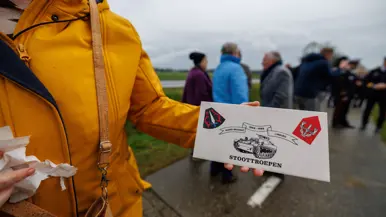 Een herinnering aan de donkere dagen van 50 jaar geleden. Veel families die destijds de militairen bijstonden koesteren ook tastbare herinneringen.