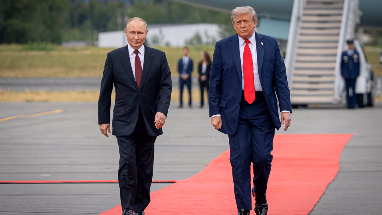 De Amerikaanse president Trump en zijn Russische ambtsgenoot Poetin lopen naast elkaar.