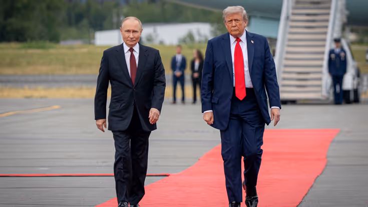 De Amerikaanse president Trump en zijn Russische ambtsgenoot Poetin lopen naast elkaar.