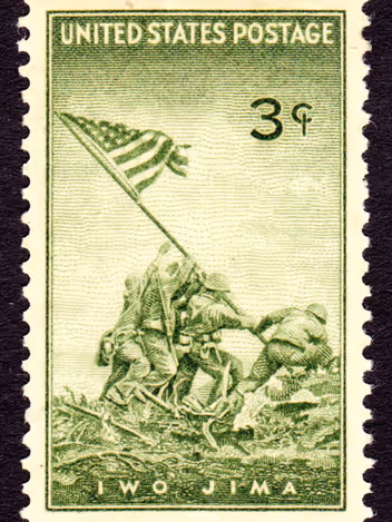 Een groene postzegel met daarop militairen die een vlag planten op een heuvel. 