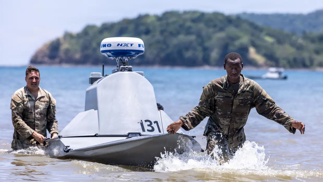 Twee Amerikaanse militairen halen een USV uit het water tijdens oefening Salaknib 2026 op marinebasis Camilo Osias (NBCO) in de Filipijnen. (Foto: sergeant Abreanna Goodrich/US Army)
