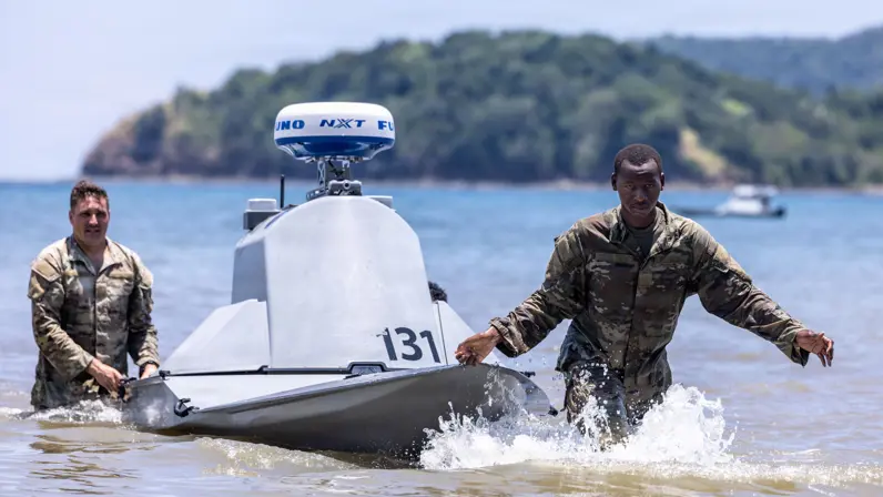 Twee Amerikaanse militairen halen een USV uit het water tijdens oefening Salaknib 2026 op marinebasis Camilo Osias (NBCO) in de Filipijnen. (Foto: sergeant Abreanna Goodrich/US Army)
