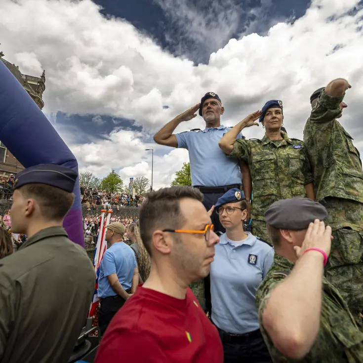 Militairen en burgermedewerkers op een boot bij de Canal Parade.
