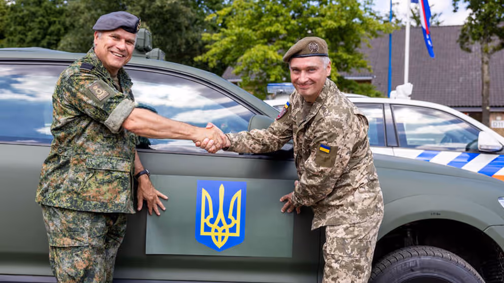 Generaal Onno Eichelsheim schudt andere militair de hand.