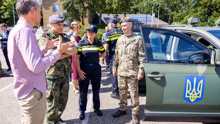 Militairen in gesprek voor Volkswagen Touareg.