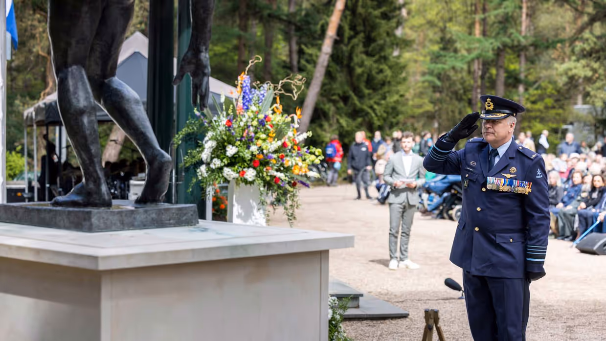 Generaal Eichelsheim bij de kranslegging op Nationaal Ereveld Loenen. 