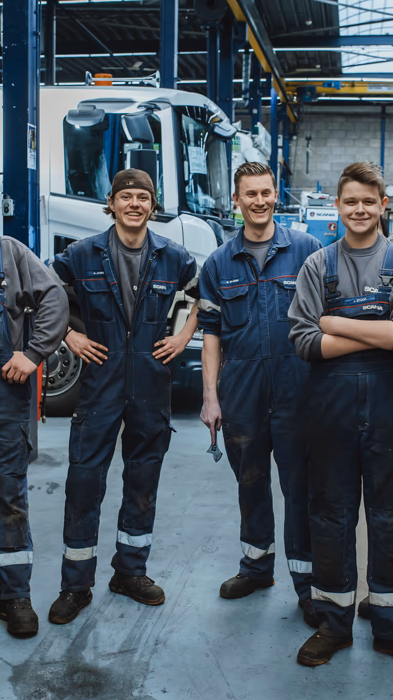 Monteurs van Scania in de werkplaats.