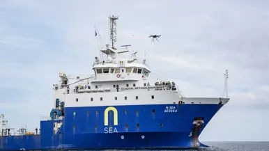 Groot blauw schip op zee