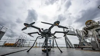 Een drone staat op het helidek van een marineschip
