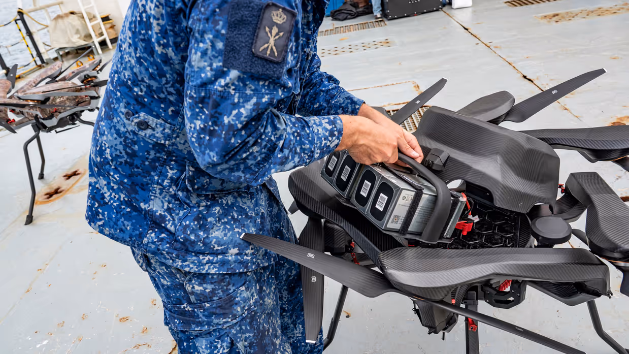 een militair sleutelt aan een drone.