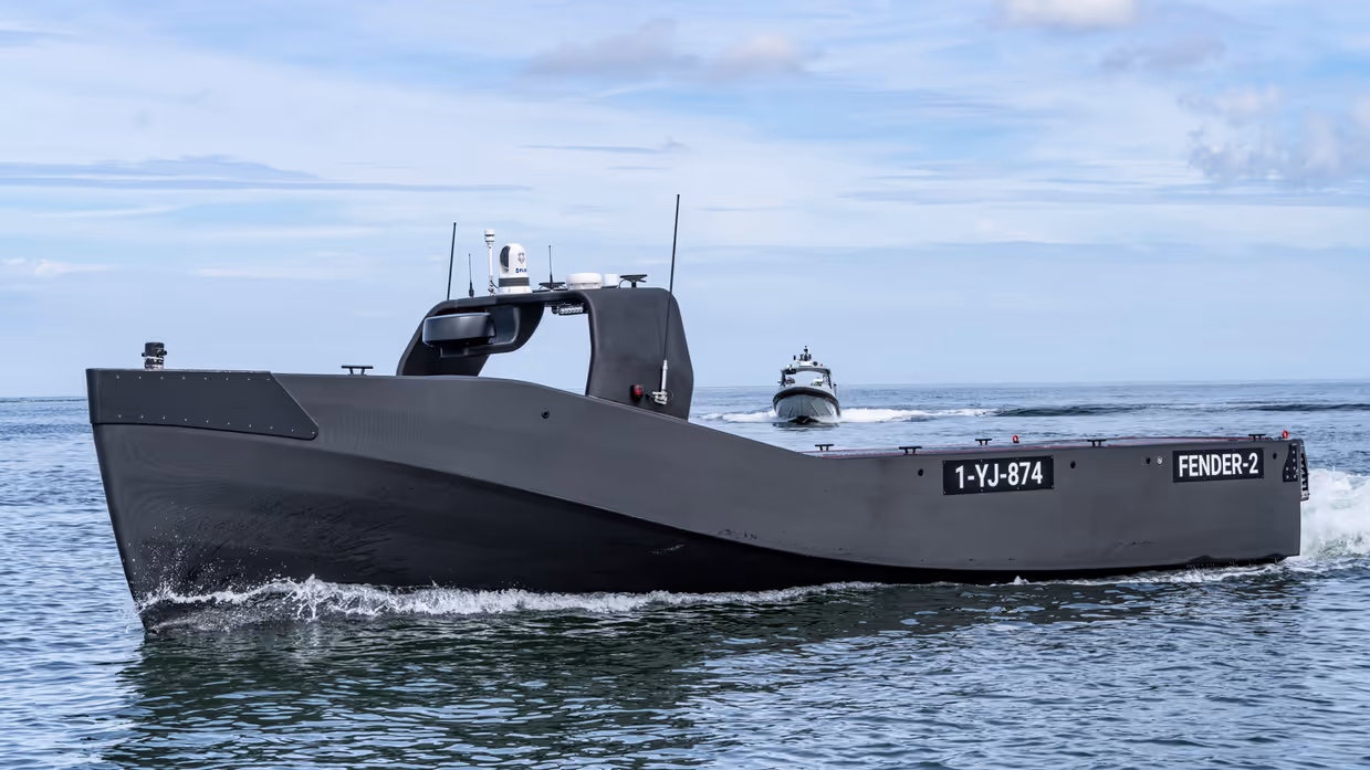 Een grijs-zwart onbemand vaartuig op zee.