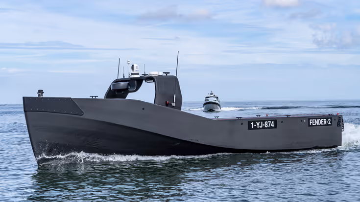 Een grijs-zwart onbemand vaartuig op zee.