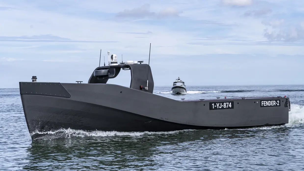 Een grijs-zwart onbemand vaartuig op zee.
