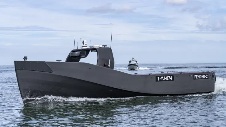 Een grijs-zwart onbemand vaartuig op zee.