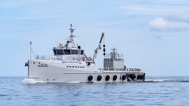 grijs patrouilleschip op zee.