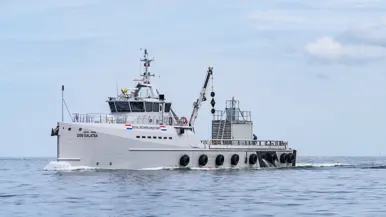 grijs patrouilleschip op zee.