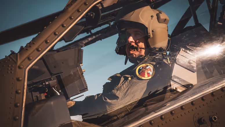 Generaal Onno Eichelsheim zit in een Apache-helikopter.