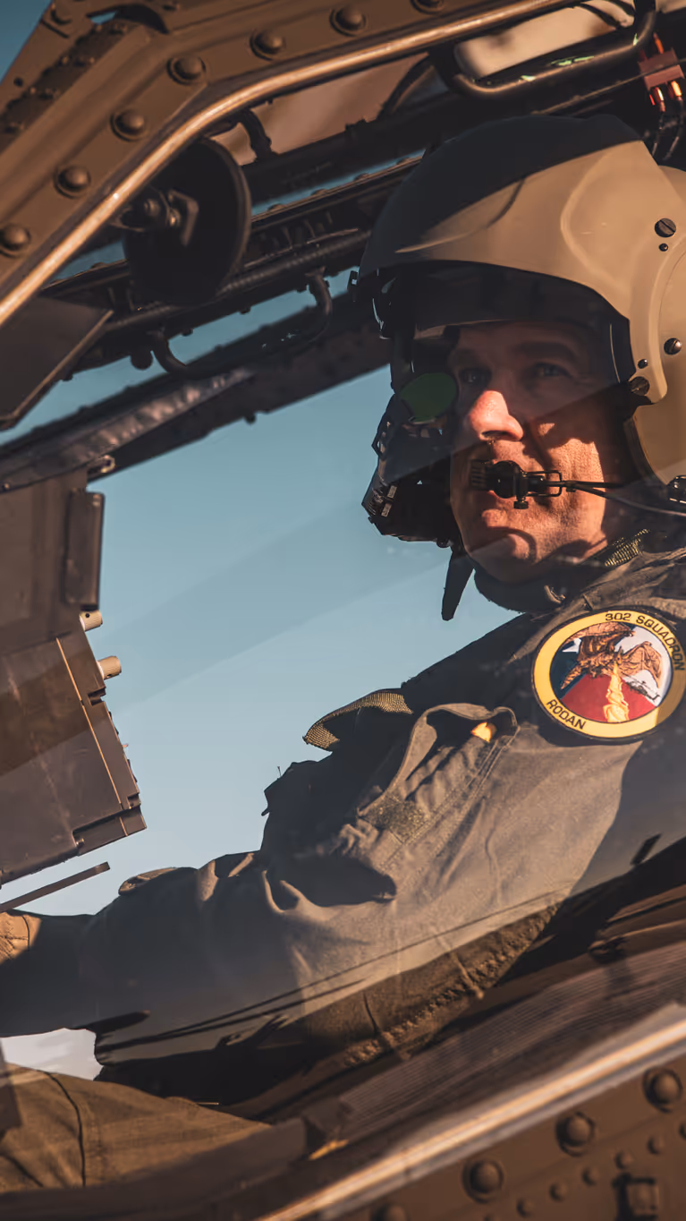 Generaal Onno Eichelsheim zit in een Apache-helikopter.