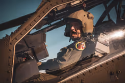 Een hoge militair in de cockpit van een militair toestel.