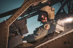 Een hoge militair in de cockpit van een militair toestel.