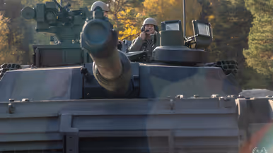 Verschillende afbeeldingen met daarop generaal Onno Eichelsheim. Zowel lachend in een tank, pratend met militairen, in gesprek met een collega van de marine en luisterend naar een Poolse militair, te zien aan de vlag op zijn pak.