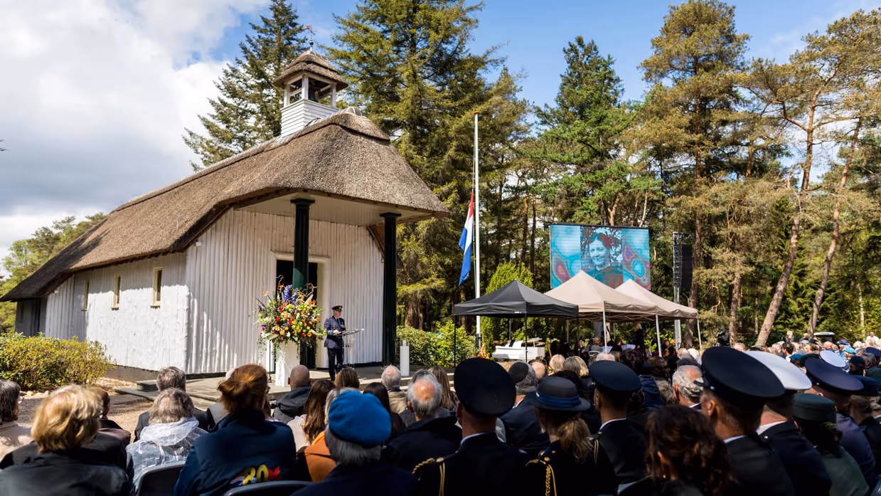 Generaal Eichelsheim speecht bij Nationaal Ereveld Loenen.