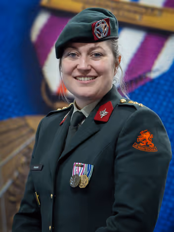 Vriendelijk kijkende militair met baret op en medailles op haar tenue.