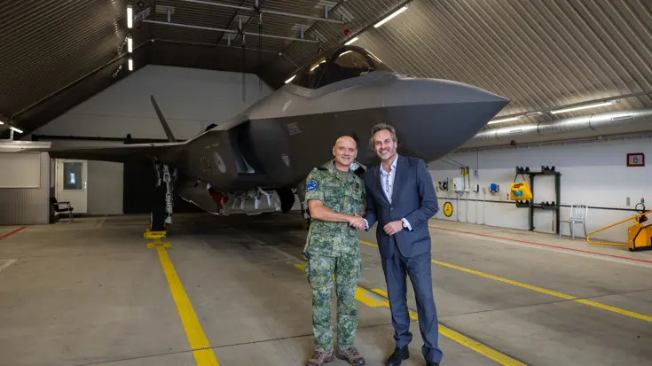  twee mannen poseren voor een gevechtsvliegtuig, 