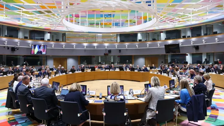 Europese defensieministers zitten aan tafel tijdens een vergadering.