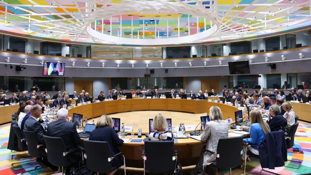 Europese defensieministers zitten aan tafel tijdens een vergadering.