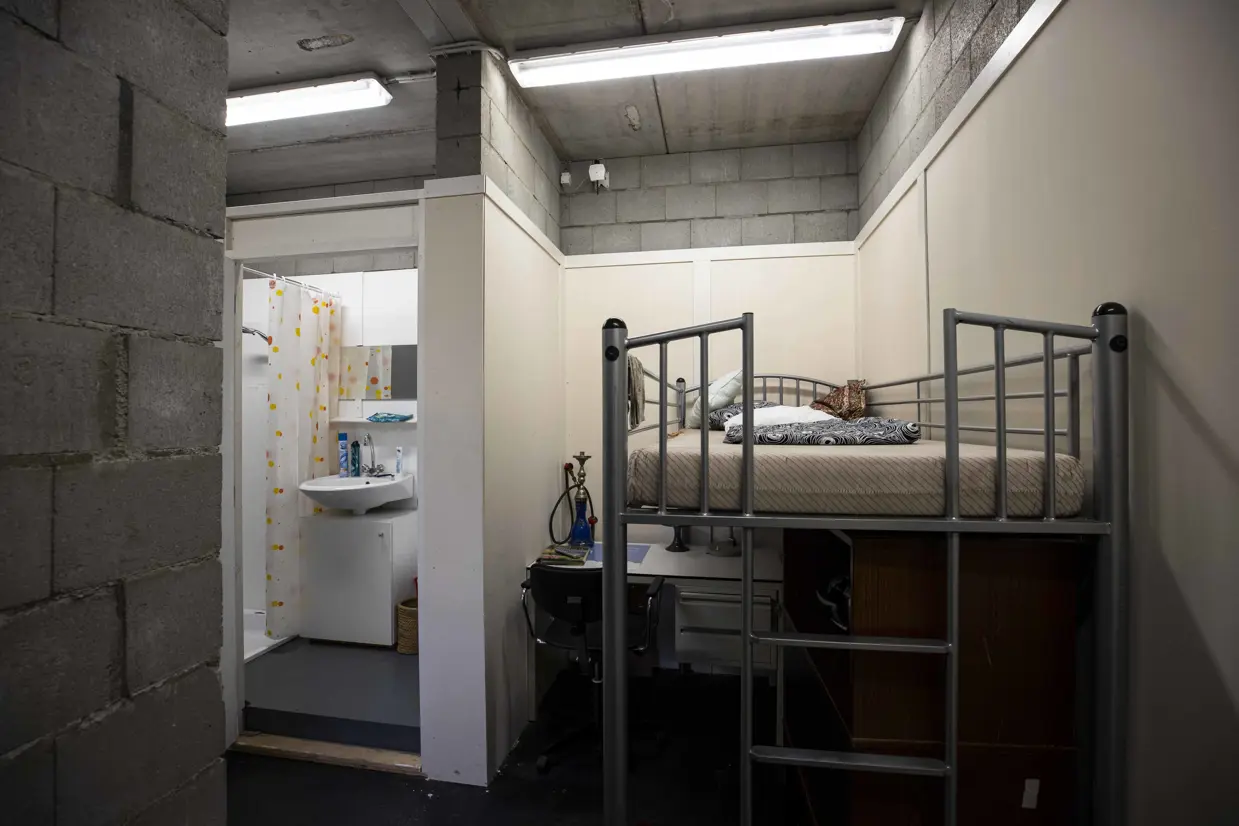 Hoogslaper met daaronder een bureau en links een badkamer.
